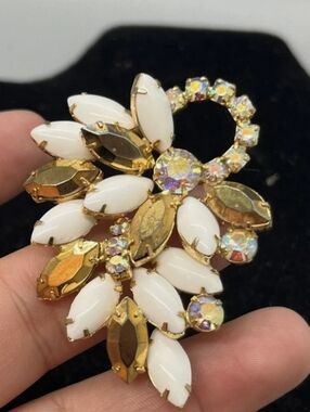 VINTAGE GOLD TONE PRONG SET WHITE GOLD RHINESTONE BROOCH - Juliana Style